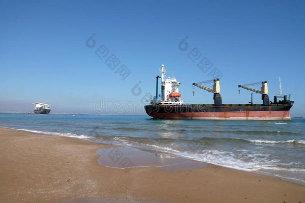 船只搁浅在Saler海滩，巴伦西亚，西班牙。 集装箱船搁浅后。 狂风暴雨后搁浅