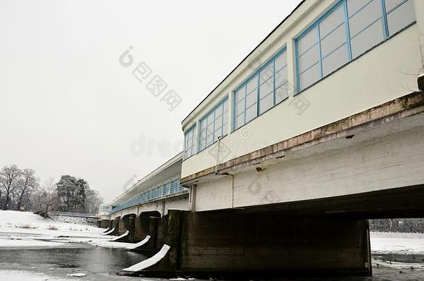 斯洛伐克皮埃斯塔尼的柱廊桥，在冬季。