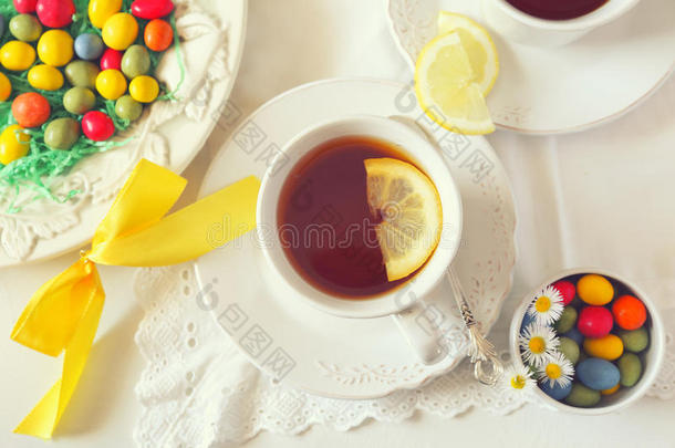 复活节<strong>茶饮</strong>料与彩色滴