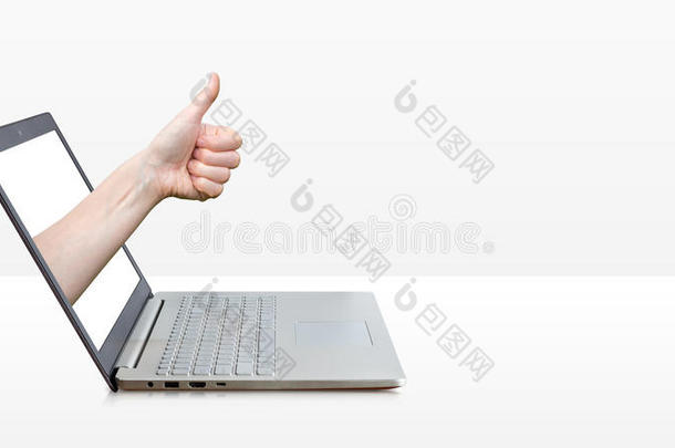 手显示拇指向上的手势从笔记本电脑。