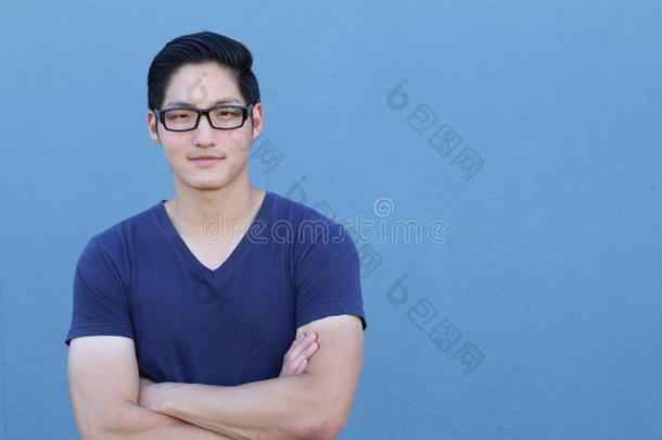 亚洲男子戴眼镜在蓝色背景-股票图像与复制空间