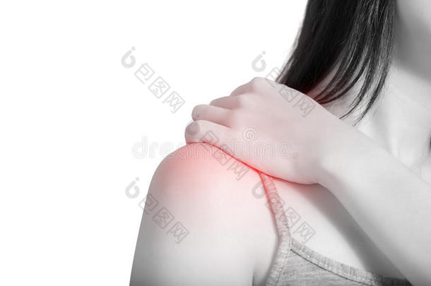 在白色背景上孤立的女人的背痛或疼痛的肩膀。 在白色背景上裁剪路径。