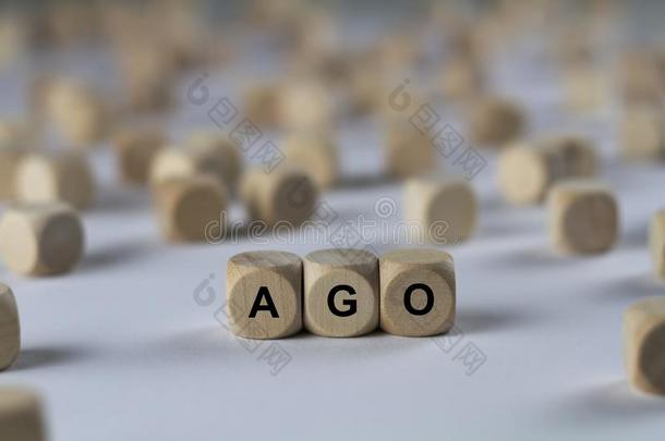 ago-带字母的立方体，带木块的签名