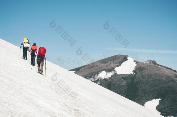 集体旅行者徒步旅行在山区冰川