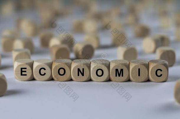 经济立方体与字母，标志与木制立方体