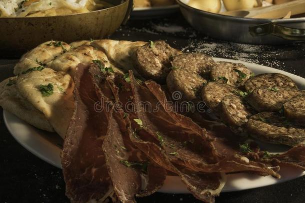 亚美尼亚语背景烧烤牛肉面包