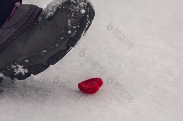 脚在雪中跺着心。 不快乐的爱。