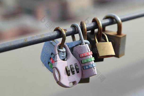 夫妇挂锁被锁在栏杆上，模糊的城市背景，<strong>永恒</strong>的友谊象征或永远的<strong>爱情</strong>概念