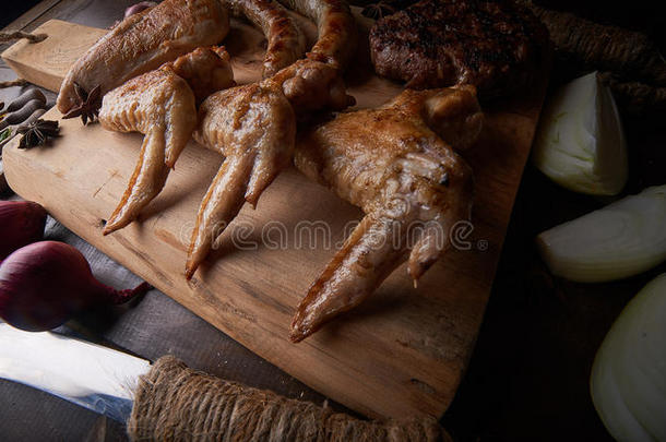 鸡翅烧烤食品背景，木材背景。
