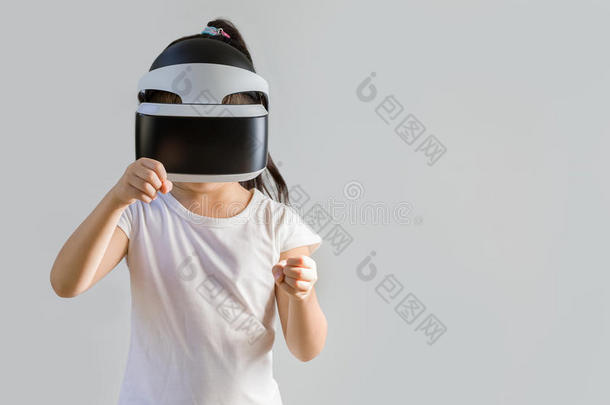 孩子与虚拟现实，<strong>VR</strong>，耳机工作室拍摄隔离在白色背景。 孩子用<strong>VR</strong>探索数字虚拟世界