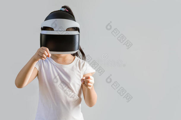 孩子与虚拟现实，VR，耳机工作室拍摄隔离在白色背景。 孩子用VR探索数字虚拟世界