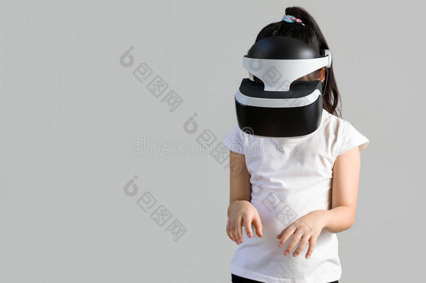 孩子与虚拟现实，VR，耳机工作室拍摄隔离在白色背景。 孩子用VR探索数字虚拟世界