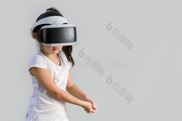 孩子与虚拟现实，VR，耳机工作室拍摄隔离在白色背景。 孩子用VR探索数字虚拟世界