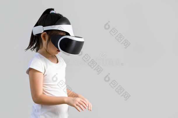 孩子与虚拟现实，VR，耳机工作室拍摄隔离在白色背景。 孩子用VR探索数字虚拟世界