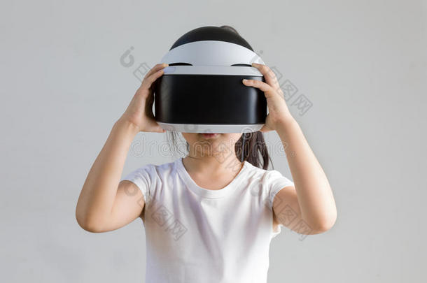 孩子与虚拟现实，<strong>VR</strong>，耳机工作室拍摄隔离在白色背景。 孩子用<strong>VR</strong>探索数字虚拟世界