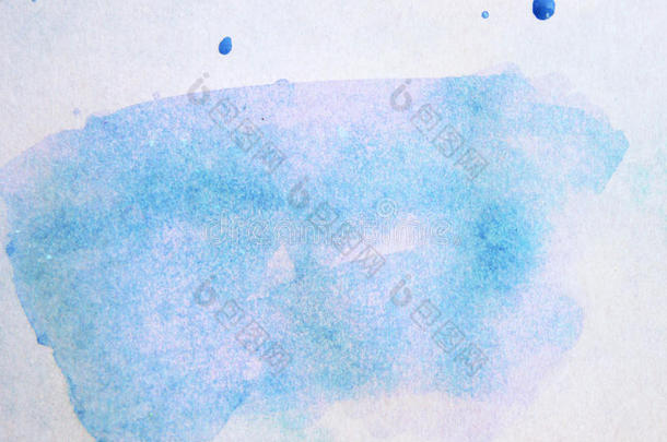 横幅由水彩蓝色画纸纹理隔离污渍在白色背景上进行设计，模板。