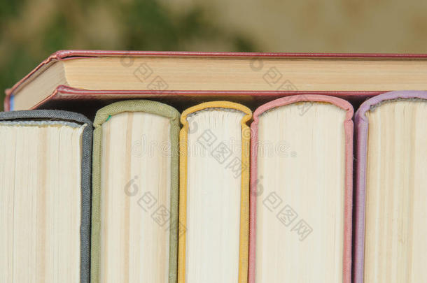 图书馆里一叠五颜六色的书