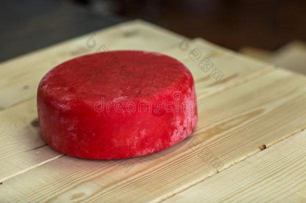在乳制品生产过程中，奶酪在乳胶中含有霉菌，