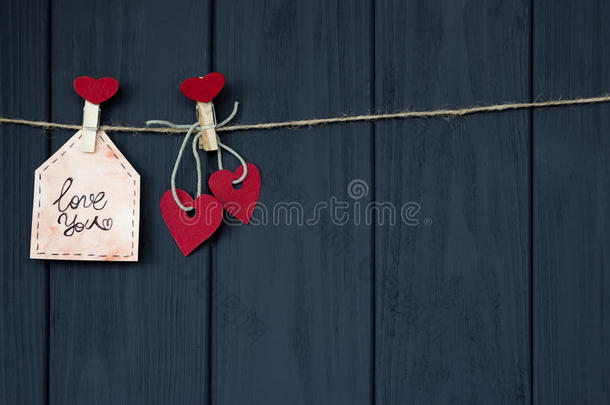 有欲望的卡片爱情人节`的心，自然的绳索和红色的别针挂在乡村纹理背景上，复制空间。
