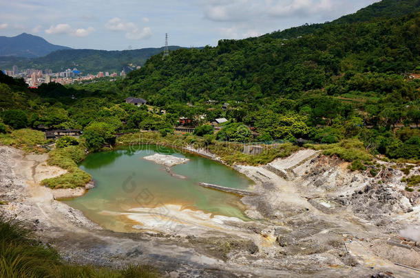 酸的积极的建筑陨石坑晶体