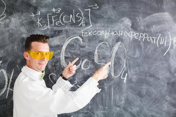 化学家在黑板上写一个化学公式。