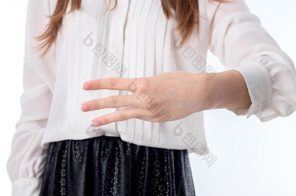女孩伸出手，三个手指显示在一边