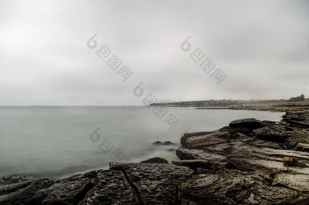 海岸景色，海景，多云的天空。 美丽的海景。 冬天日落时的海洋和岩石。 里海，Absheron，Azerbai