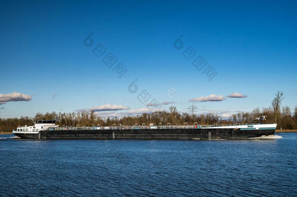 莱茵河上的大驳船，天气晴朗