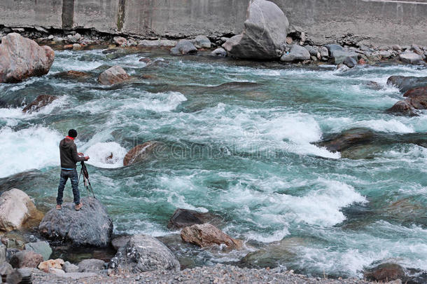 一个冒险的<strong>摄影师</strong>在危险的洪水淹没的河流在阿扎德克什米尔