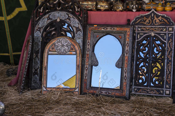 阿拉伯手工艺品，带<strong>手工雕刻</strong>木框的镜子