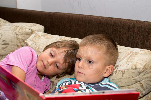 孩子们`读童话故事