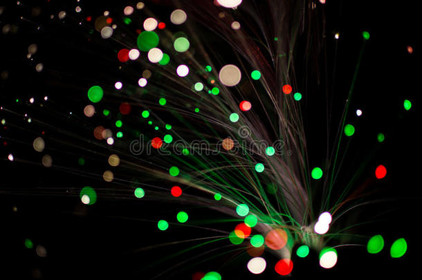 五颜六色的波克圆圈灯在晚上庆祝，离焦的光抽象绿色和红色背景。
