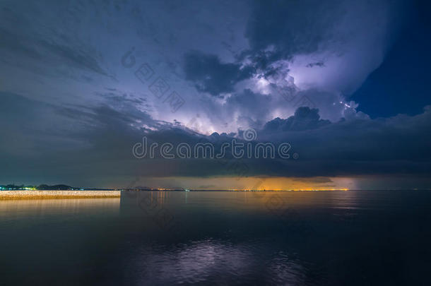 漆黑的夜晚，暴风雨在海上