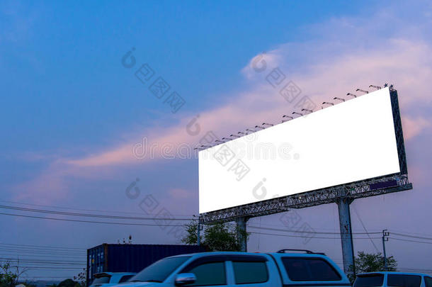 空白广告牌在黄昏时刻准备新的广告