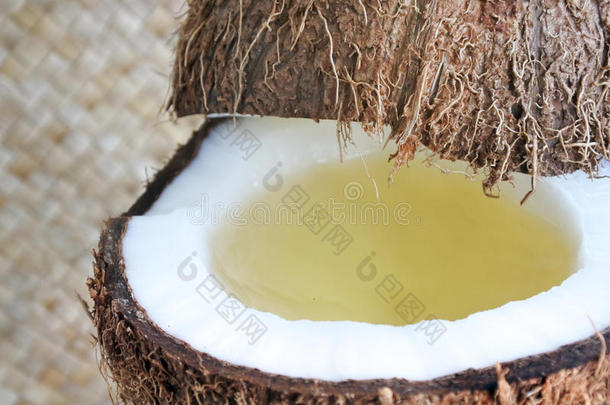 一种开放的椰子棕榈水果，里面有椰子油