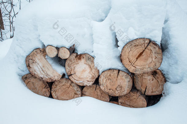 冬天，雪原木堆木材。松木堆