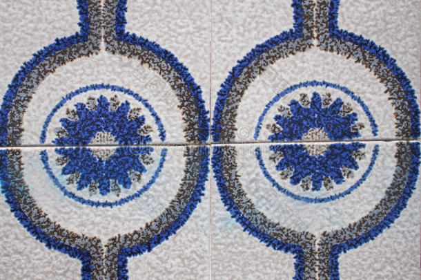 传统瓷砖的细节从旧房子的正面。 装饰瓷砖。 西班牙传统瓷砖。 花卉装饰。 马戈利卡，瓦