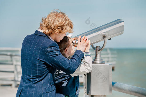 海滩双目望远镜双筒望远镜金发女郎蓝色