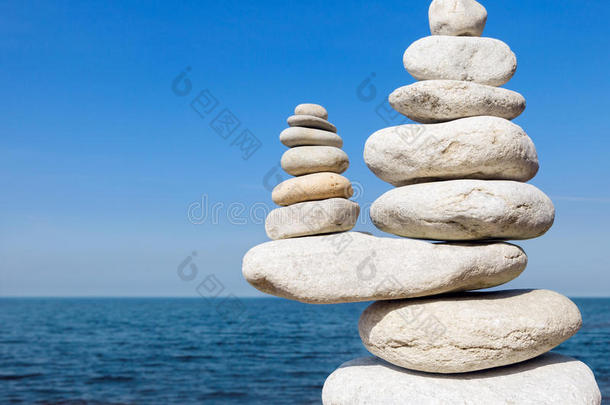平衡与和谐的概念。 大海上的白色岩石禅宗。