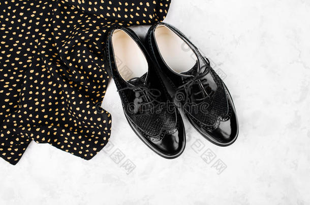 平躺风格的<strong>春秋</strong>黑色鞋子和衣服与圆点。