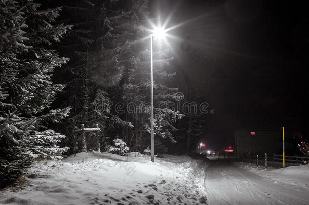 在一场强烈的降雪中，夜晚空荡荡的街道