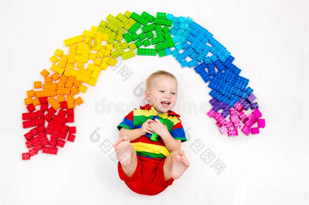 孩子玩彩虹塑料积木玩具