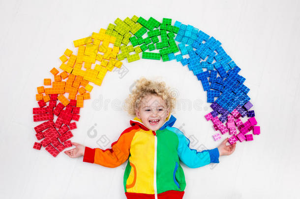 孩子玩彩虹塑料积木玩具