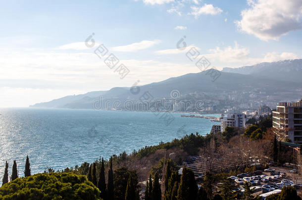克里米亚，雅尔塔。 从顶部俯瞰雅尔塔的城市景色，俯瞰黑海海湾，群山，房屋下面
