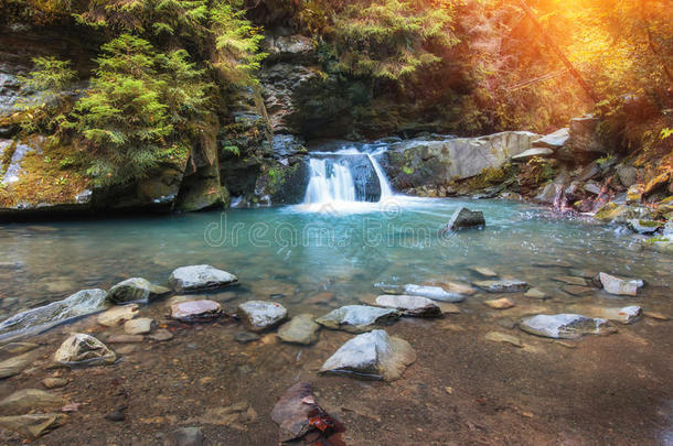 秋季景观山河小瀑布和急流。