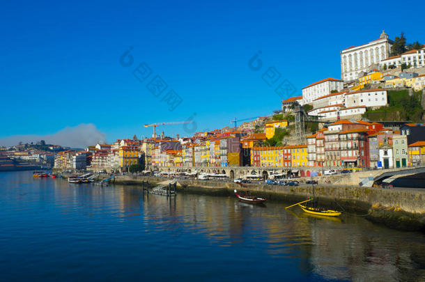 葡萄牙波尔图里贝拉五颜六色的建筑物的景色