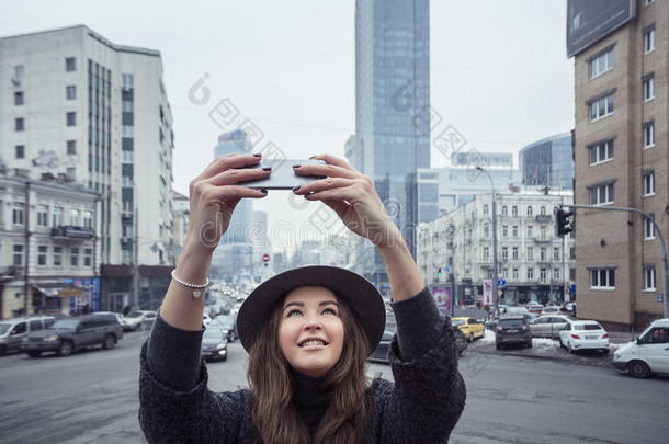 戴毡帽的女孩，在城市街道<strong>上走来走去</strong>，阴天，户外