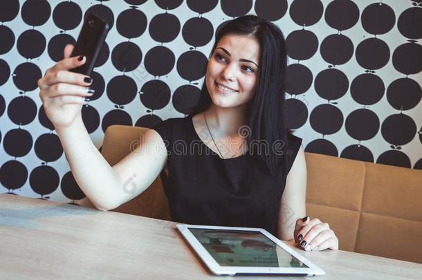 黑发女人用智能<strong>手机</strong>拍自拍照片