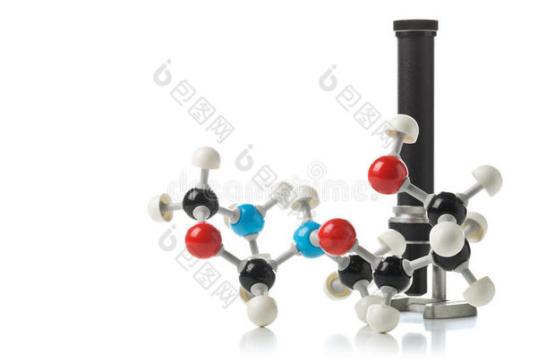 白色背景下的旧显微镜化学分子模型