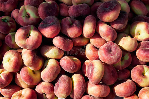 市场上新鲜成熟的土星桃子。